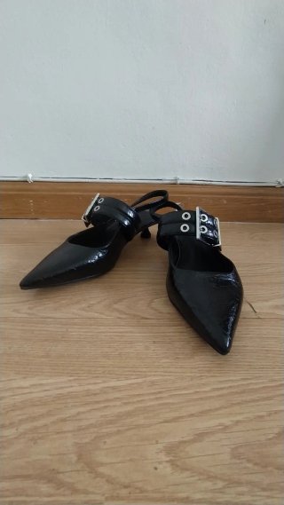 Zapatos negros tacón bajo con hebilla