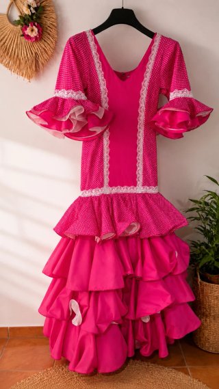 Traje de flamenca rosa con lunares blancos
