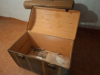 Baúl antiguo de madera y metal
