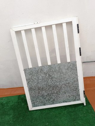 Reja de puerta blanca