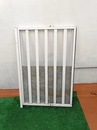 Reja de puerta blanca