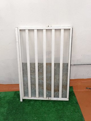 Reja de puerta blanca