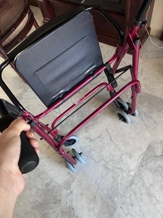 Andador Prim Rojo. Está en perfecto estado.