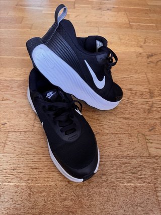Zapatillas Nike Negras y Blancas Talla 42.5