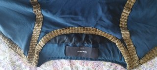 Vestido corto azul con detalles dorados