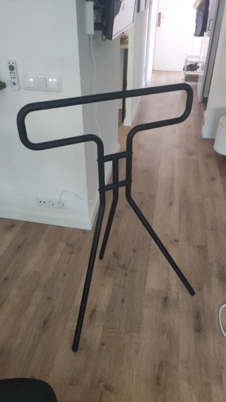 Soporte TV negro Sklum (6 meses uso)