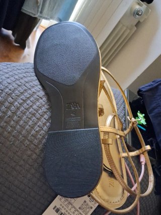 Sandalias doradas Zara Talla 42