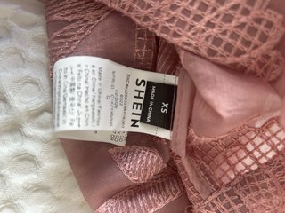 Conjunto romántico beige y rosa