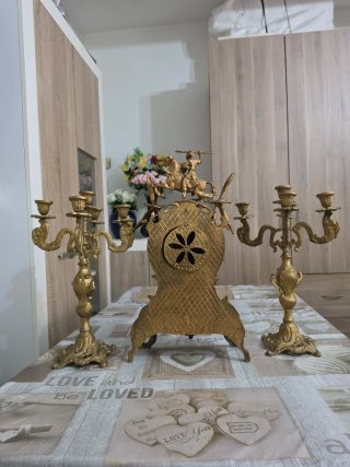 Reloj antiguo  funciona dorado con candelabros