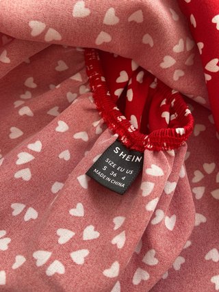 Vestido rojo con corazones blancos