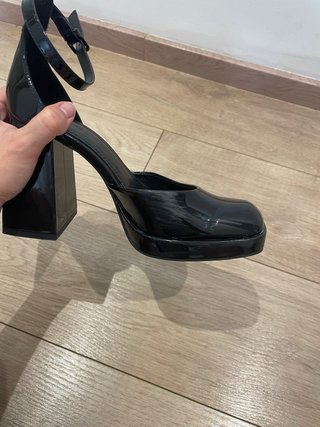 Sandalia tacón Bershka negra charol