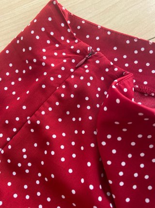 Falda corta roja lunares volantes