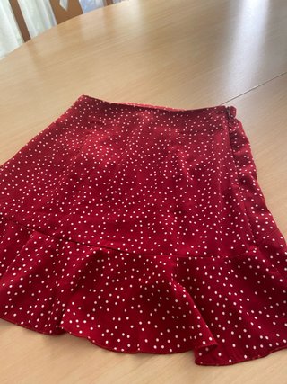 Falda corta roja lunares volantes