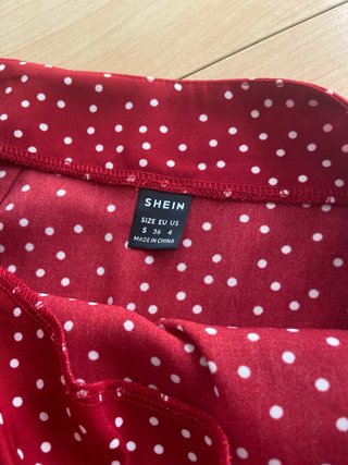 Falda corta roja lunares volantes