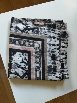 Pañuelo Liu Jo estampado serpiente y cadena