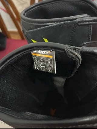Pack de botas, guantes y pantalon vaquero.