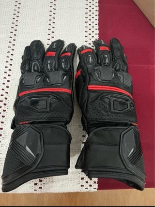 Pack de botas, guantes y pantalon vaquero.