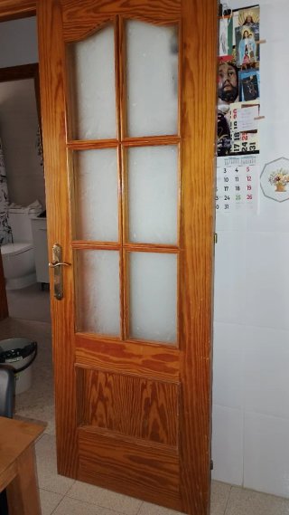 Puerta de madera con cristales