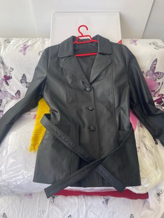 Chaqueta de cuero negra con cinturón y botones