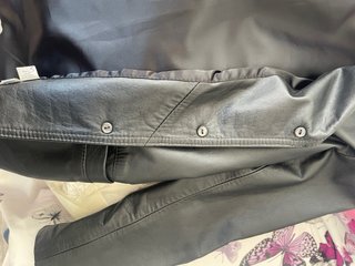 Chaqueta de cuero negra con cinturón y botones