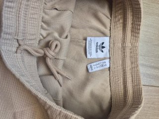 Pantalón corto Adidas beige