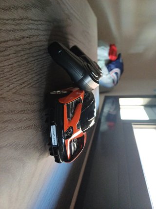 Coche teledirigido McLaren naranja