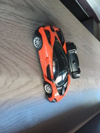 Coche teledirigido McLaren naranja
