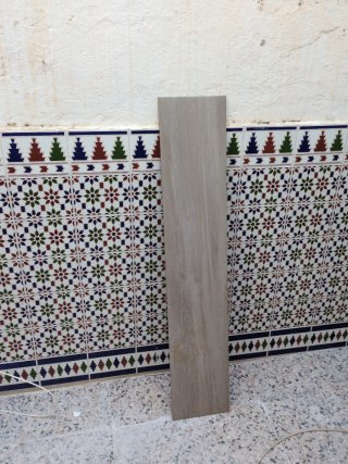 Suelo cerámico imitación madera marrón-ceniza