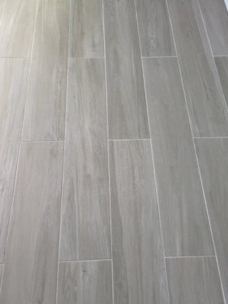 Suelo cerámico imitación madera marrón-ceniza