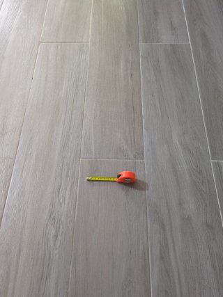 Suelo cerámico imitación madera marrón-ceniza