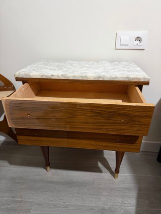 Dos mesitas de madera a juego