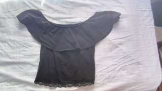 Blusa negra con volantes