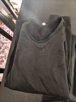 Camisetas térmicas negras y grises
