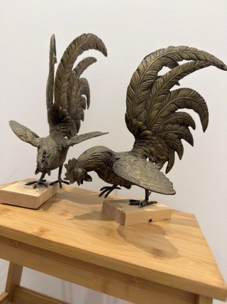 Pareja de gallos de bronce