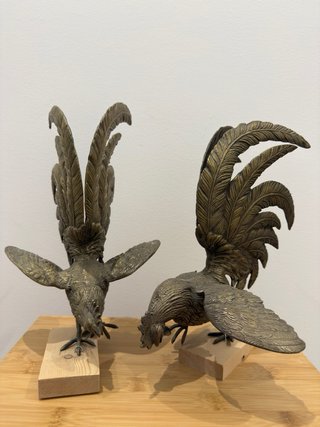Pareja de gallos de bronce