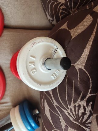 Pesas de gimnasio con discos rojos y azules