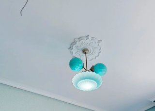 Lámpara de mesa dorada y transparente