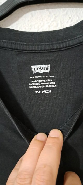 Camiseta Levi's Negra Logo Pequeño