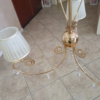 Lampadario oro con paralumi bianchi