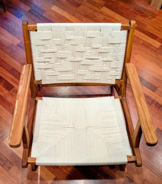 Sillón de madera con asiento de cuerda