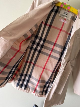 Gabardina Burberry niña beige