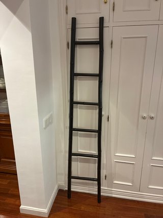 Mesa, estantería madera, mueble  y escalera