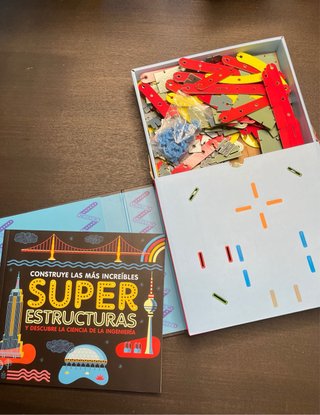 Juego construye Super Estructuras Larousse