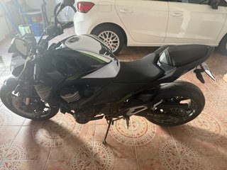 Kawasaki Z800e Naked Negra, Verde y Blanca