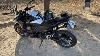 Kawasaki Z800e Naked Negra, Verde y Blanca