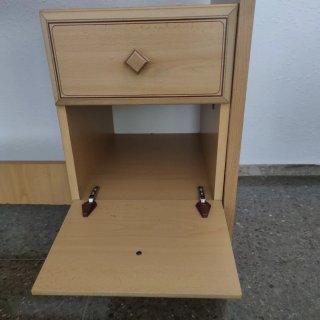 Escritorio de madera con cajones