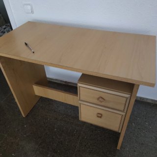 Escritorio de madera con cajones