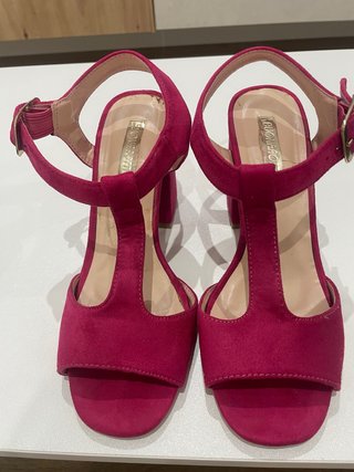 Zapatos de tacón fucsia. Solo se han usado una vez