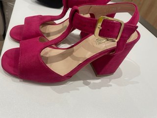 Zapatos de tacón fucsia. Solo se han usado una vez