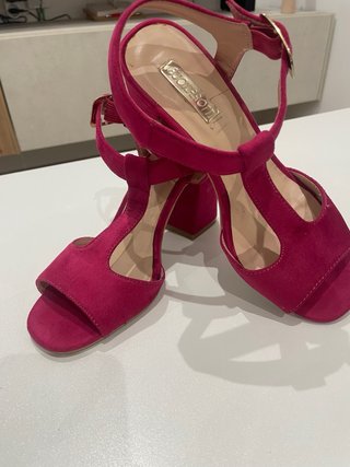 Zapatos de tacón fucsia. Solo se han usado una vez